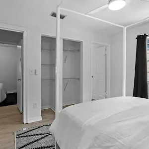 https://zebra-house-close-2-all-tampabay-has-to-offer.hotelstampa.org
